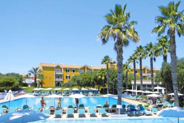 Panorámica piscina Resort Vacances Menorca